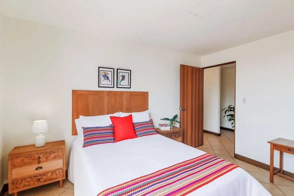 Dp1, Spacious & Bright Flat, 4 Mins To Cayala Guatemala City Apartment